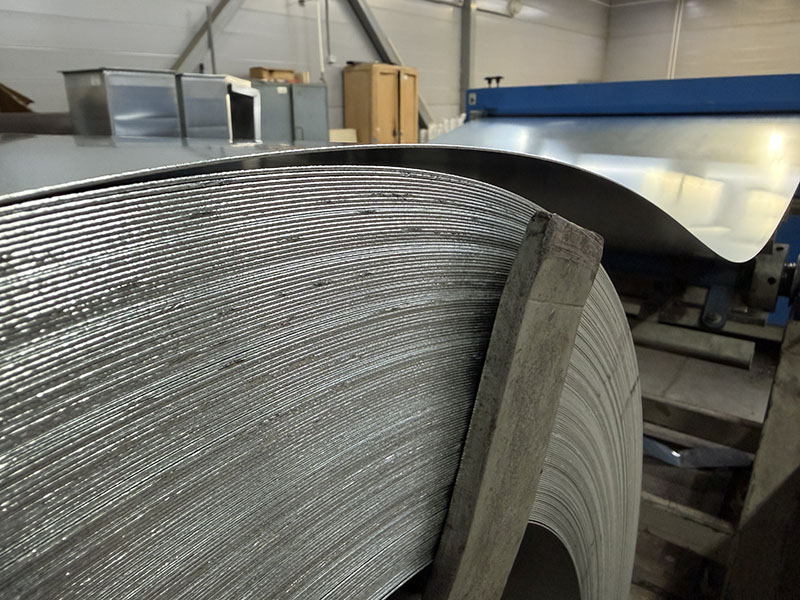 Подача листа оцинкованной стали